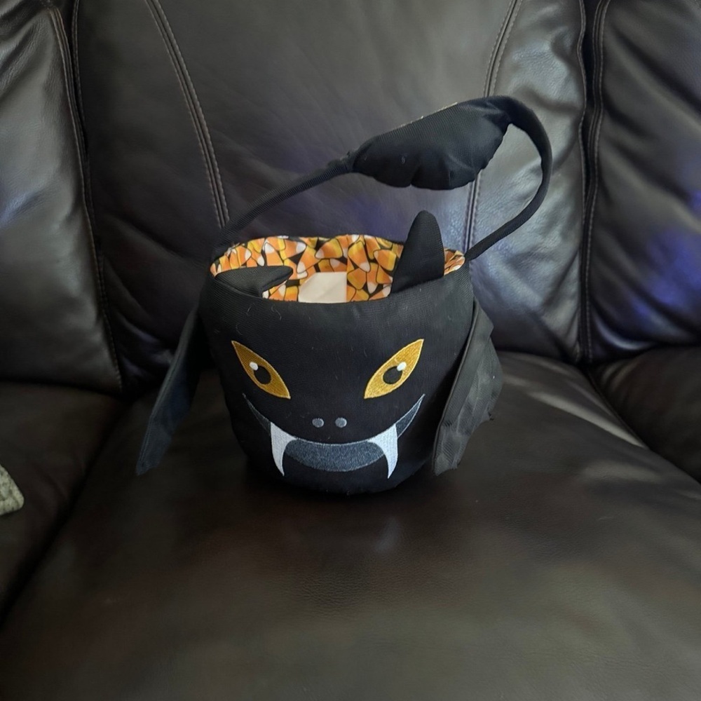 Flipeez Halloween bat pal press the handle and bat wings open